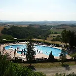 Fattoria Pieve A Salti Agroturismo *